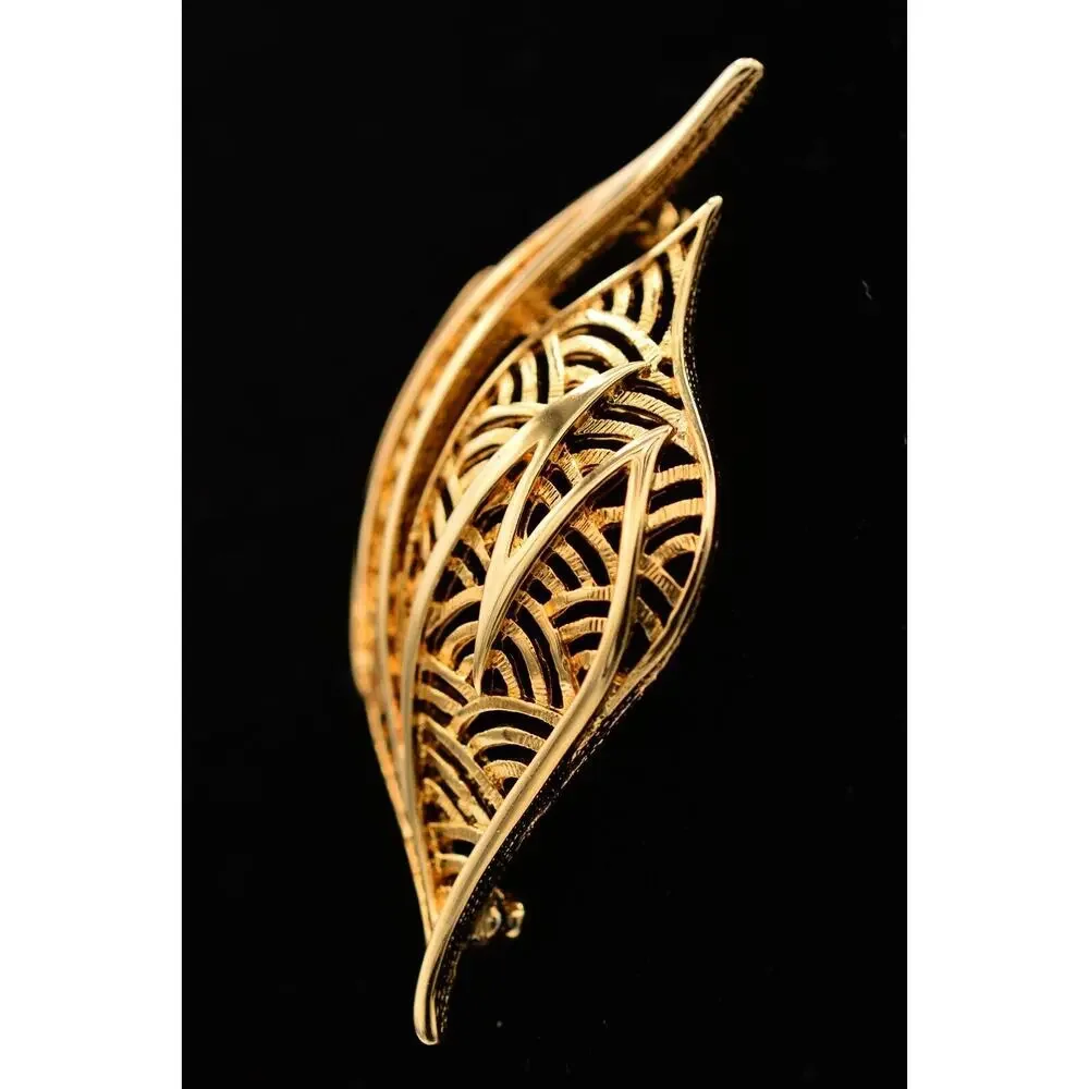 TAT Vintage Leaf Pin Brooch Gold Tone Filigree Shiny Chunky Signed 1980s BinF